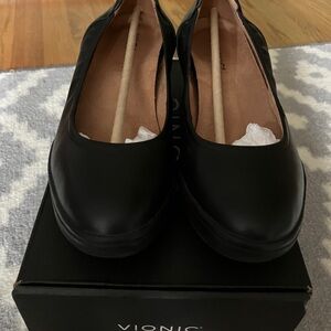 Vionic “Jacy” size 8 women’s shoes. New. Super Comfortable leather wedge shoes!